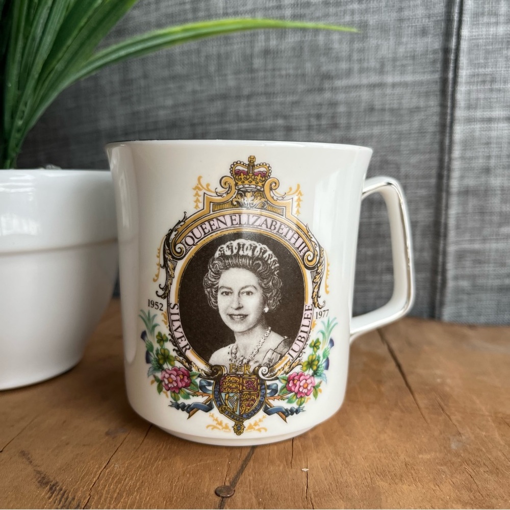 Queen Elizabeth II Royal Grafton Fine Bone China Silver Jubilee Mug The Crown